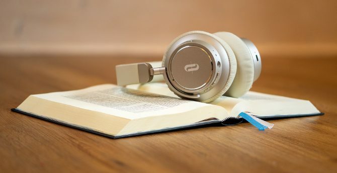 Slušalke ležijo na knjigi