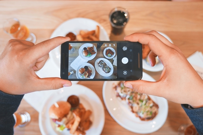 fotografiranje obroka s pametnim telefonom