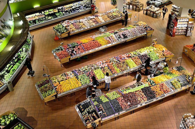 Trgovina z živili na stojnicah s svežim sadjem in zelenjavo
