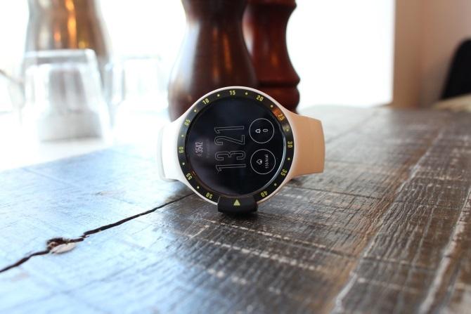 tichwatch s pregledom - na mizi