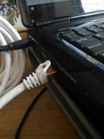 Ethernet kabel priključen na prenosni računalnik