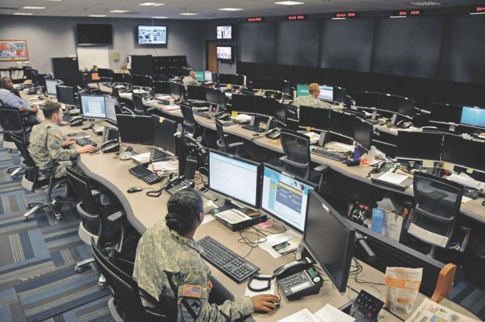 Kibernetski vojaki izvajajo operacije v pisarni