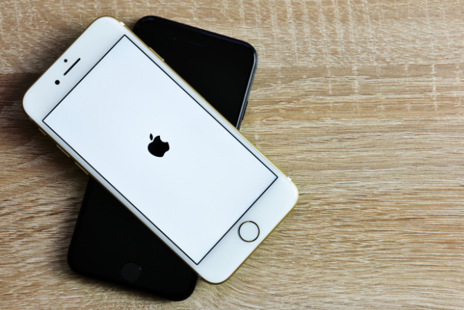 iPhone v zagonski zanki z Apple logotipom na zaslonu