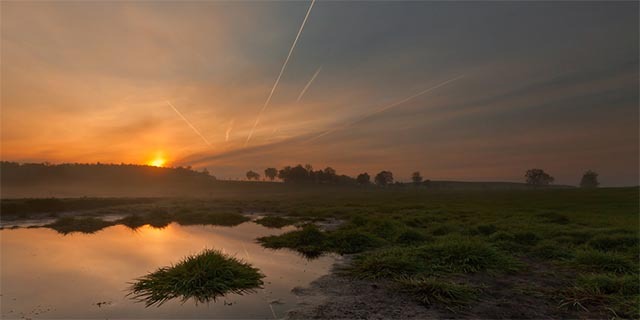 fotografija slabe svetlobe-zlata ura