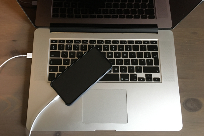 iPhone v načinu DFU, povezan z računalnikom