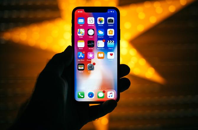 IPhone z osvetlitvijo z značko za posodobitev programske opreme