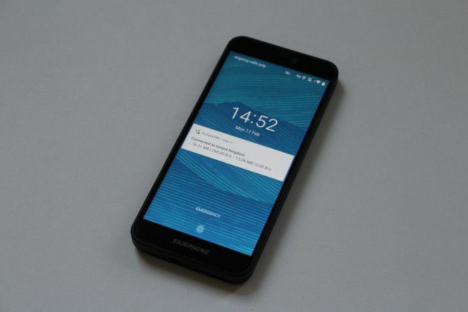 Fairphone 3 spredaj z vklopljenim zaslonom