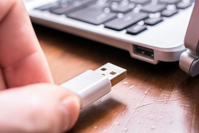 Človek odklopi USB napravo iz računalnika