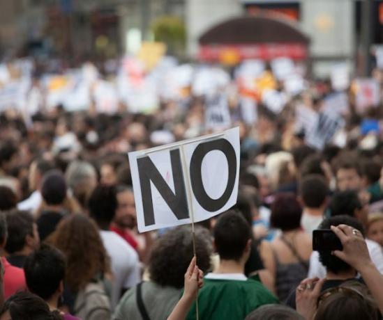 Vaš Vodnik po mednarodnem spletu protestira ljudi 597x500